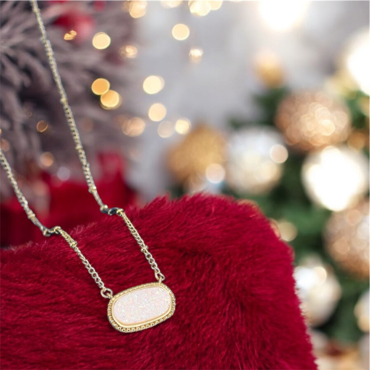 White and Gold Oval Pendant Necklace